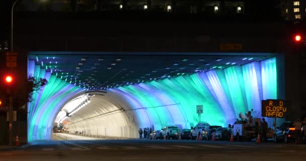 美国加利福尼亚州洛杉矶 2021年5月21日 城市工作人员在第二街隧道测试Led灯的新显示屏 — 图库视频影像