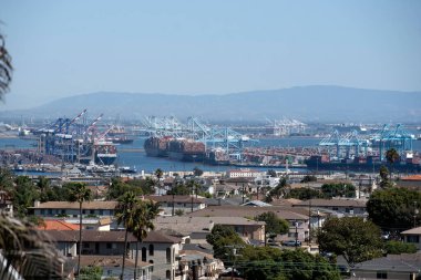 Los Angeles, CA USA - 16 Temmuz 2021: Kargo ve konteyner gemileri Los Angeles Limanı 'nda boşaltılıyor