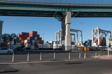 Los Angeles, CA USA - 16 Temmuz 2021: Malzeme zinciri bozulması sırasında Los Angeles Limanı 'ndaki Vincent Thomas Köprüsü' nün altında nakliye konteynerleri üst üste yığıldı