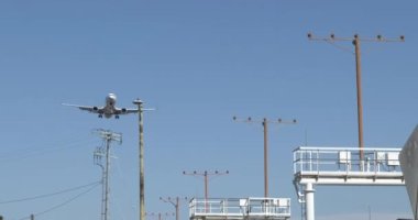 Jet yolcu uçağı Los Angeles Uluslararası Havaalanına inmek için yaklaşıyor.