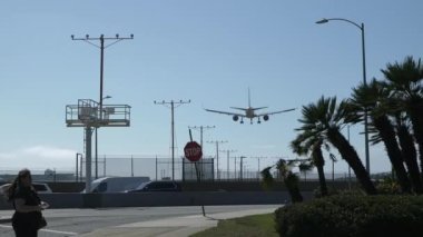 Los Angeles Uluslararası Havalimanı 'na inişe geçen uçak.