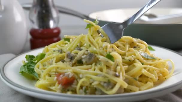 Comer Tenedor Linguine Con Salsa Almejas Cerca — Vídeo de stock