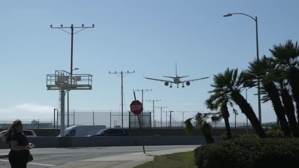 Самолёт Приземляется Международном Аэропорту Лос Анджелеса — стоковое видео