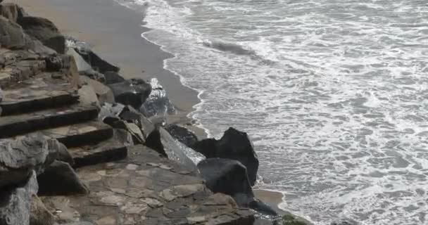 Stenen Treden Die Leiden Naar Een Zandstrand Aan Stille Oceaan — Stockvideo