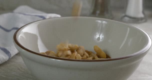 Verter Cacahuetes Salados Asados Bol Cerca — Vídeos de Stock