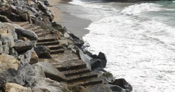 Escalier Descendant Remblai Rocheux Vers Océan Pacifique — Video