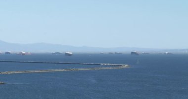 Güzel bir yaz gününde Los Angeles Limanı 'nda yelkenli ve kargo gemileri