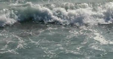 Sahilde kopan bir dalganın yakınında