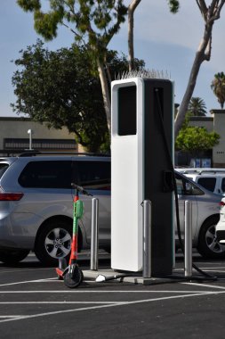 Los Angeles, CA USA - 21 Temmuz 2021: Bir marketin otoparkındaki elektrikli araç şarj istasyonları
