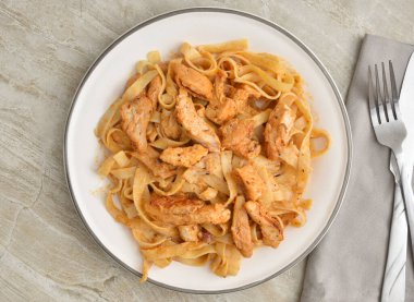 Fettuccine Alfredo ile karartılmış tavuk tabağı