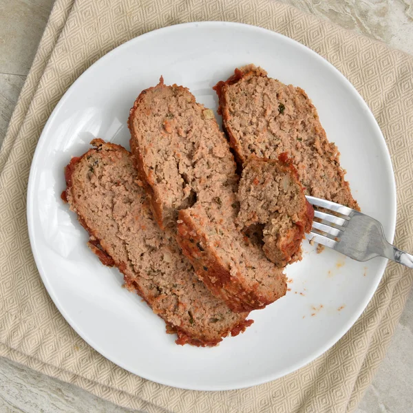 Vork Neemt Een Hap Van Vers Warm Gesneden Gehaktbrood Een — Stockfoto