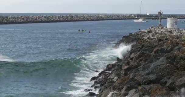 Vagues Écrasant Dans Brise Lames King Harbor Redondo Beach Californie — Video