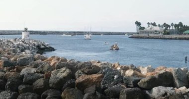 Redondo Beach California 'daki King Harbor' da dalgakıran yakınında tekneler.