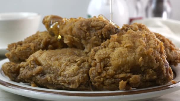 Versare Miele Sul Pollo Fritto Vicino Slow Motion — Video Stock