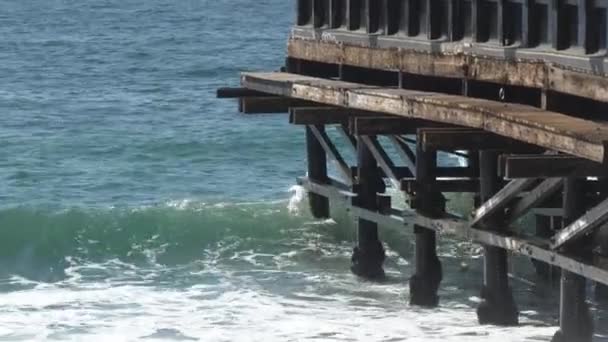 Olas Rompiendo Contra Muelle Con Velero Océano Resort Tropical — Vídeos de Stock