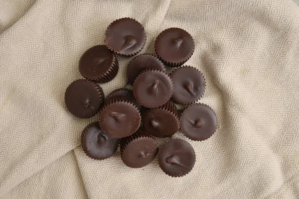 Tazas Mantequilla Cacahuete Chocolate Negro Miniatura Una Servilleta Vista Aérea —  Fotos de Stock
