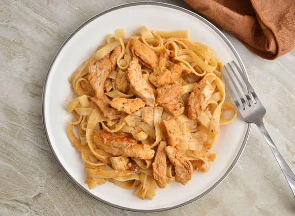 Płyta Cajun Czarny Kurczak Fettuccine Alfredo Widok Nad Głową — Zdjęcie stockowe