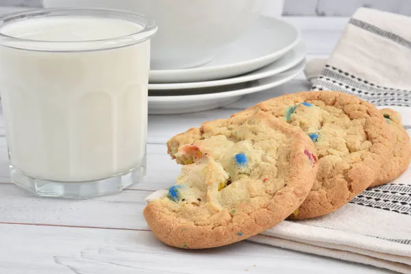 Galletas Azúcar Gourmet Con Bocado Faltante Vaso Leche Una Mesa — Foto de Stock