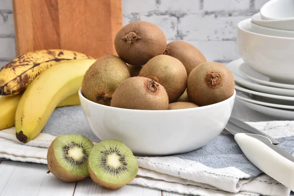 Bowl Fresh Kiwi Fruit Ripe Bananas Wooden Kitchen Counter — Stock Photo, Image