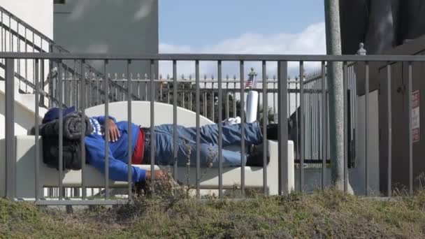 Redondo Beach Usa Outubro 2021 Homeless Man Sleeping Bench Ocean — Vídeo de Stock