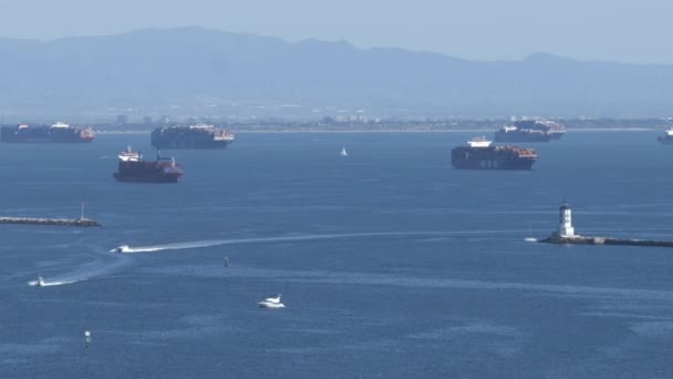 Los Angeles Eua Outubro 2021 Dezenas Navios Carga Além Farol — Vídeo de Stock