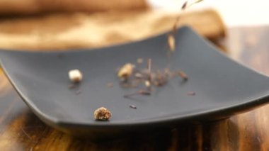 Bir tabağa robolar mango çayı karıştırıyorum. 