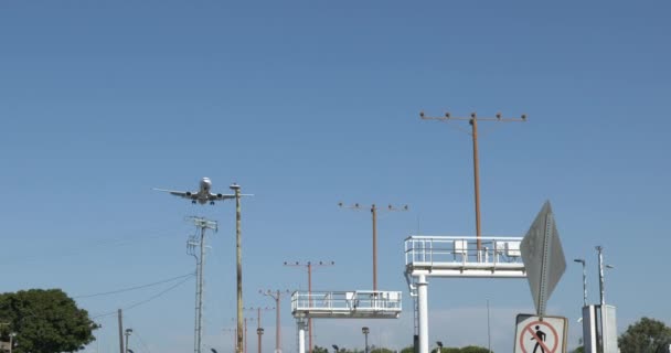 Los Angeles Nemzetközi Repülőtér Lassított Felvételén Leszálló Utasszállító Repülőgép — Stock videók