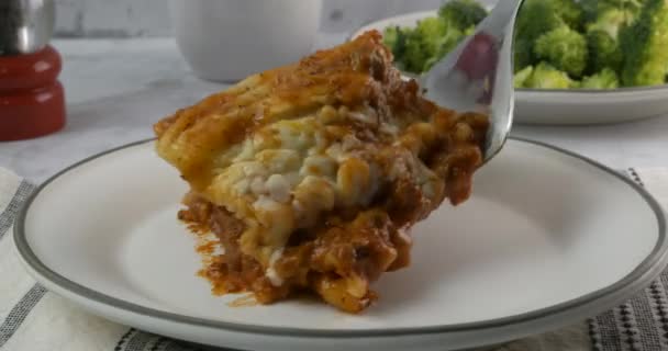 Het Serveren Van Vers Gebakken Lasagne Met Vlees Een Bord — Stockvideo