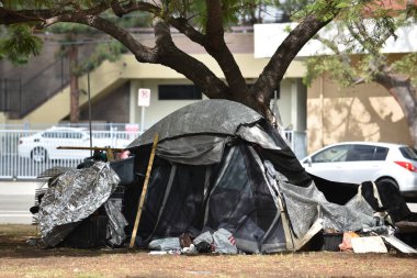 Beverly Hills, CA USA - 22 Ekim 2021: Beverly Hills Burton Yolu 'ndaki evsizler kampında çadır