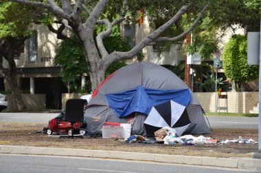 Beverly Hills, CA USA - 22 Ekim 2021: Beverly Hills 'deki lüks dairelerin önündeki evsiz kampı