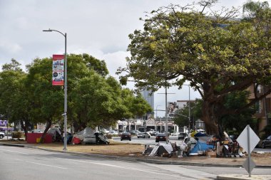 Beverly Hills, CA USA - 22 Ekim 2021: Beverly Hills 'de Beverly Center alışveriş merkezi yakınlarındaki evsizler kampı