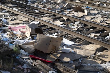 Los Angeles, CA USA - 3 Kasım 2021: Los Angeles şehir merkezine yaklaşan Union Pacific tren yolu boyunca çöpleri kapatın