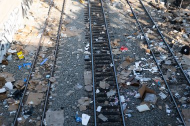 Los Angeles, CA USA - 3 Kasım 2021: Çöp dağları ve tren yolları boyunca 