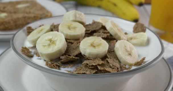Comer Una Cucharada Copos Salvado Orgánicos Con Plátano Rodajas Leche — Vídeo de stock