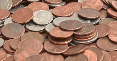 ABD çeyreklikleri, 10 sentler, 5 sentler ve kuruşlar bir masaya yayıldı