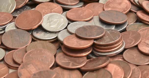 美国25美分 10美分 镍币和便士散落在一张桌子上 — 图库视频影像