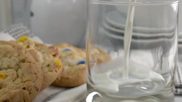 Häll Mjölk Ett Glas Bredvid Gourmetkakor Slow Motion — Stockvideo