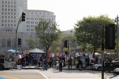 Los Angeles, CA USA - 8 Kasım 2021: Şehir çalışanları aşıyı Los Angeles belediye binası önünde protesto etti