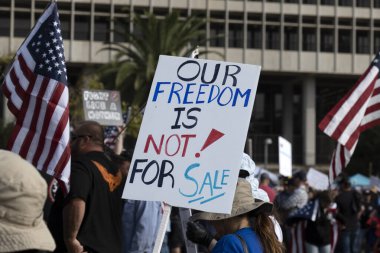 Los Angeles, CA USA - 8 Kasım 2021: Protestocular Grand Park 'taki çalışanlara yönelik aşı protestosu sırasında aşı zorunluluklarını protesto eden pankartlar taşıyorlar