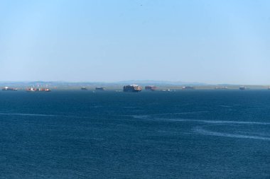 Los Angeles, CA USA - 15 Ekim 2021: Malzeme zincirinde Los Angeles Limanı 'na girmek için bekleyen kargo ve konteyner gemileri