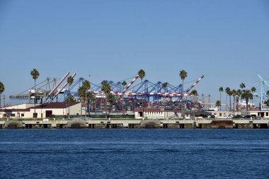 Los Angeles, CA USA - 15 Ekim 2021: Güzel bir yaz gününde Los Angeles Limanı 'nın ana kanalında nakliye konteynerleri ve kanat vinçleri