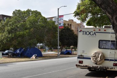 Beverly Hills, CA USA - 22 Ekim 2021: Beverly Center alışveriş merkezi yakınlarındaki Beverly Hills 'te evsiz çadırları ve karavanlar