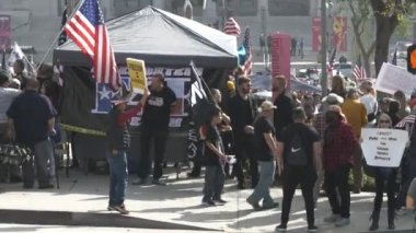 Los Angeles, CA USA - 8 Kasım 2021: Büyük çaplı protestocu kalabalığı, belediye çalışanlarının aşı talimatlarına karşı Grand Park 'ta toplandı