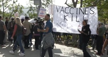 Los Angeles, CA USA - 8 Kasım 2021: Protestocular Grand Park 'taki aşı karşıtı mitingde büyük çaplı aşı üreticilerine ölüm bayrağı verdiler  