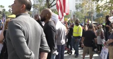 Los Angeles, CA USA - 8 Kasım 2021: Amerikan bayraklı protestocular büyük çaplı aşı karşıtı gösterilerde Grand Park 'ta  