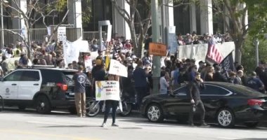 Los Angeles, CA USA - 8 Kasım 2021: LA belediye çalışanları ve hükümet çalışanları aşıyı protesto ettiler ve aşı ile aşı arasında seçim yapmak zorunda kaldılar