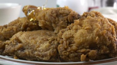 Kızarmış tavuğun üzerine bal dökerek yavaşça yaklaşın.