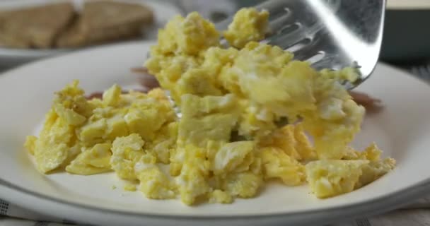 Cuillère Oeufs Brouillés Dans Une Assiette Avec Bacon Pain Grillé — Video