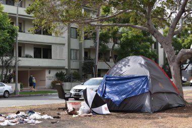 Beverly Hills, CA USA - 22 Ekim 2021: Burton Yolu üzerindeki Beverly Hills 'te lüks dairelerin önündeki evsiz kampı