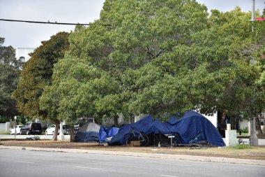 Beverly Hills, CA USA - 22 Ekim 2021: Beverly Hills 'deki lüks dairelerin önündeki evsiz kampı